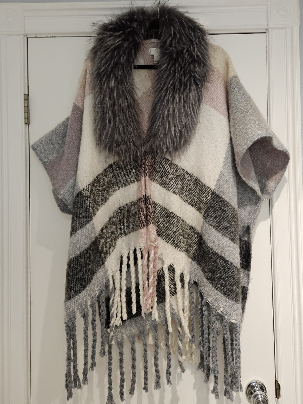 NWT Adrienne Vittadini Studio Faux Fur Collar Plaid Poncho Grey OS